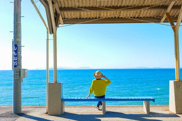 下灘駅で海を眺める女性 愛媛県