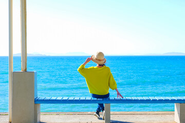 下灘駅で海を眺める女性 愛媛県