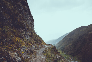 Camino por la montaña en los andes