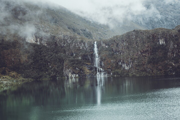 Laguna con caida de agua en los andes peruanos