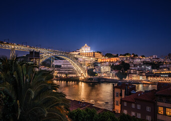 Vista da Ponte D. Luis na cidade do Porto em imagem noturna