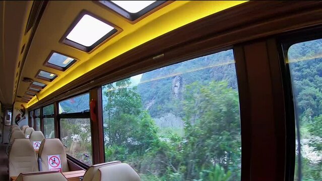 Viaje en tren a Machu Picchu, turismo y concepto de viaje.transporte tren naturaleza ,concepto de viaje ,vida