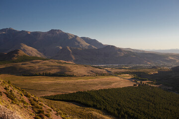 Viaje por la Patagonia hacia Esquel entre monta&ntilde;as, cordillera, lagos, cielos, nieve atardeceres y bosques