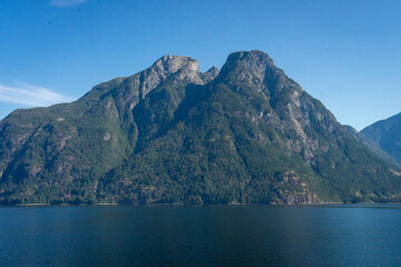 Fototapeta premium lake in front of large mountain range