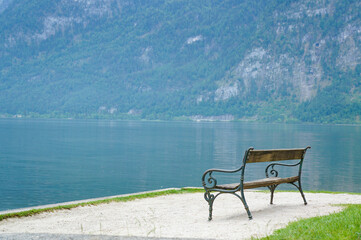 Fototapeta premium 自然豊かなハルシュタットの雄大な景色を眺められるベンチ