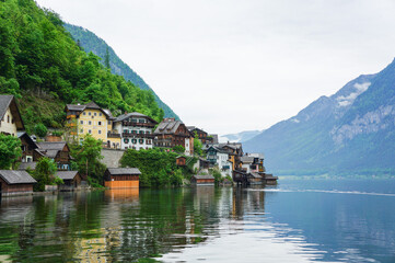 Fototapeta premium 曇りの日のハルシュタットの美しい風景