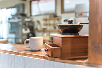 カフェ・コーヒーショップ・喫茶店・飲食店のカウンターにあるコーヒーミル
