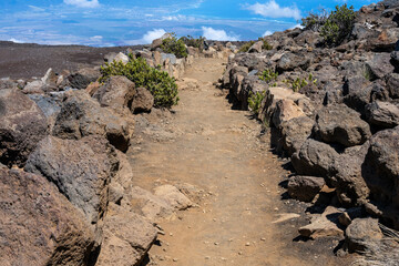 Hikers and people on horseback on the Keonehe'ehe'e Trail down into the Haleakala crater from the rim, desolate landscape, Haleakalā National Park, Maui, Hawaii
