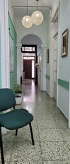 Corredor, pasillo de una casa antigua con pisos de mármol y puertas de habitaciones que dan al...