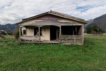 Obraz premium Abandoned and destroyed farmhouse in Takaka, Tasman, New Zealand.