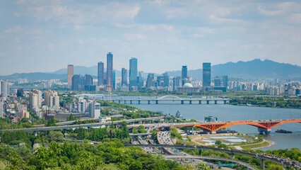 Fototapeta premium A view of Seoul with the Han River and several high-rise buildings