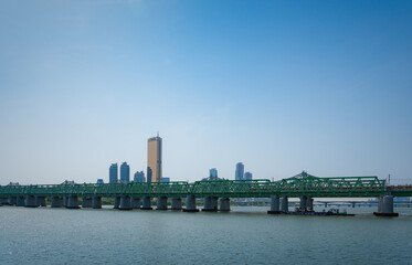 Fototapeta premium Bridge across the Han River in Seoul, South Korea