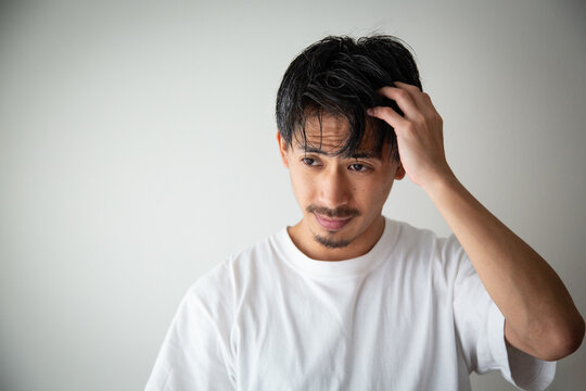 髪の毛を気にする30代の男性