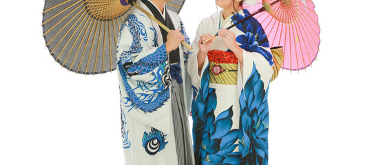 着物を着て和傘をさす格好いい男性と美しい女性