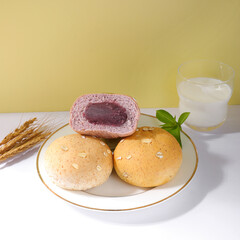 Whole wheat bread of various colors, bread made with red bean, mung bean, sesame filling