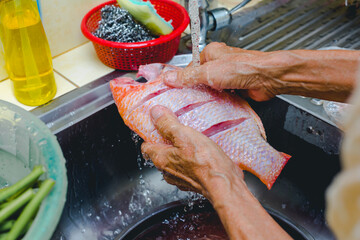 Washing ruby ​​fish with clean water before cooking.