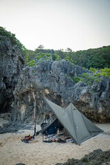 ソロキャンプ ティピーテント 一人テント 野営 無骨 大自然 海辺 空