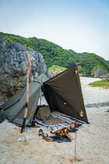 ソロキャンプ ティピーテント 一人テント 野営 無骨 大自然 海辺 空