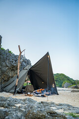 ソロキャンプ ティピーテント 一人テント 野営 無骨 大自然 海辺 空