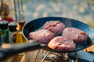 キャンプ料理 キャンプ飯 ソロキャンプ ハンバーグ 鉄フライパン 