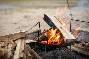 焚火 焚火キャンプ 自然の中で野営 燃える炎 焚火台 ソロキャンプ
