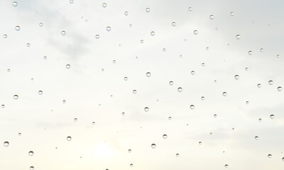 雨上がりの空と水滴