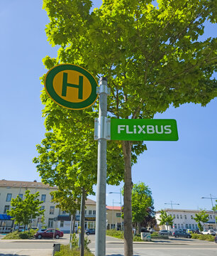 Flixbus, Haltestellenschild in einer Nahaufnahme