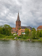 Blick über den Großen Plöner See auf den Ort Plön mit der Johanniskirche, Schleswig-Holstein, Deutschland
