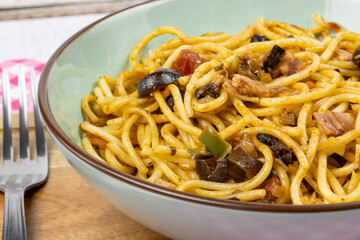 plat de spaghettis au jambon et légumes, en gros plan