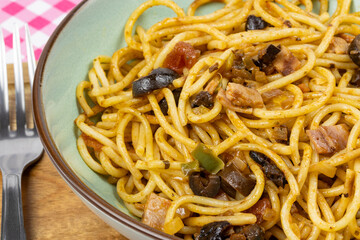 plat de spaghettis au jambon et légumes, en gros plan