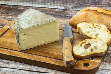 fromage : tomme de Savoie, en gros plan, sur une table	