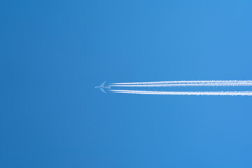 航空機と飛行機雲
