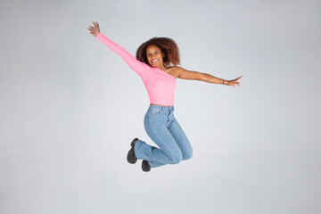 Chica negra feliz. Mujer negra saltando. Mujer saltando sonriendo con los brazos abiertos....