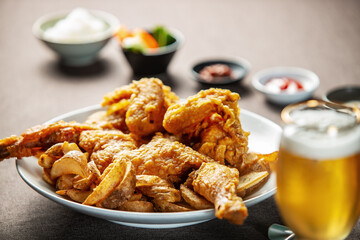 바삭하게 구워진 통닭과 맥주.