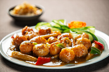 여러가지 야채와 함께먹는 완자튀김 볶음.