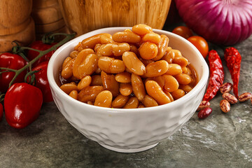 Canned beans in tomato sauce