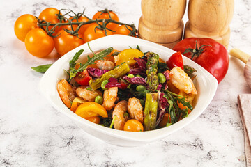 Gourmet salad with prawn and asparagus