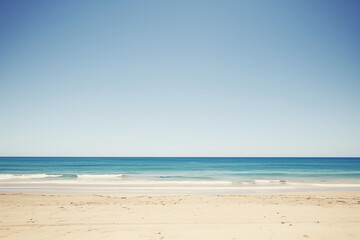 Obraz premium Sunny Beach with Blue Sky and Ocean View