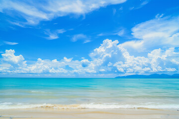 Obraz premium Sunny Beach with Blue Sky and Ocean View