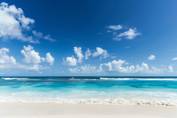 Obraz premium Sunlit Beach with Blue Sky and Ocean View