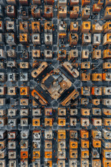 Obraz premium Top-down aerial view of a city grid, focusing on the symmetry and repetitive patterns of streets and buildings. 