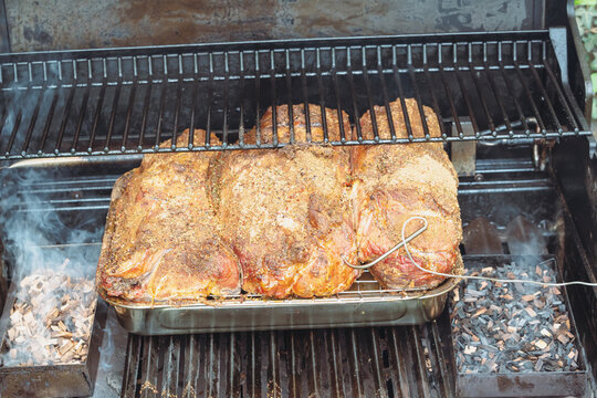 schweinehals am st&uuml;ck auf dem grill 