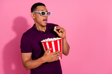 Photo portrait of handsome young guy watch 3d movie horror eat popcorn wear trendy violet outfit...