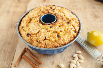 Gugelhupf form Kuchen in der Herstellung 