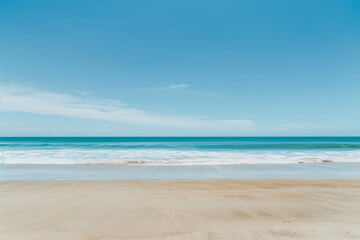 Fototapeta premium Sunny Beach with Blue Sky and Ocean View