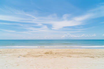 Obraz premium Sunny Beach with Blue Sky and Ocean View