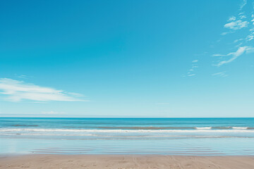 Obraz premium Sunny Beach with Blue Sky and Ocean View
