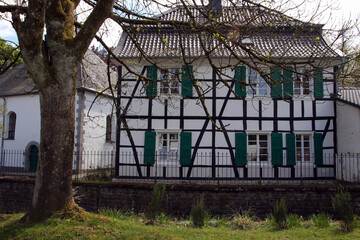 ev.-ref. kirche und pfarrhaus in gruiten-dorf
