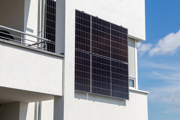 Solarfassade: Neues Wohnhaus mit Solarmodulen an der Fassade