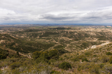 Naklejka premium Vue de la Bardena Negra située dans les Bardenas Reales, une région naturelle semi-désertique de Navarre, en Espagne.